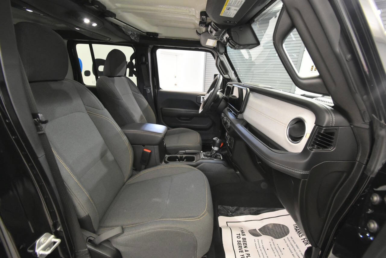 Used 2025 Jeep Wrangler Unlimited Sahara w/ Safety Group image 15