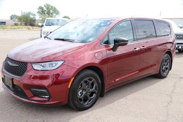 New 2023 Chrysler Pacifica Limited w/ Uconnect Theater Family Group image 3