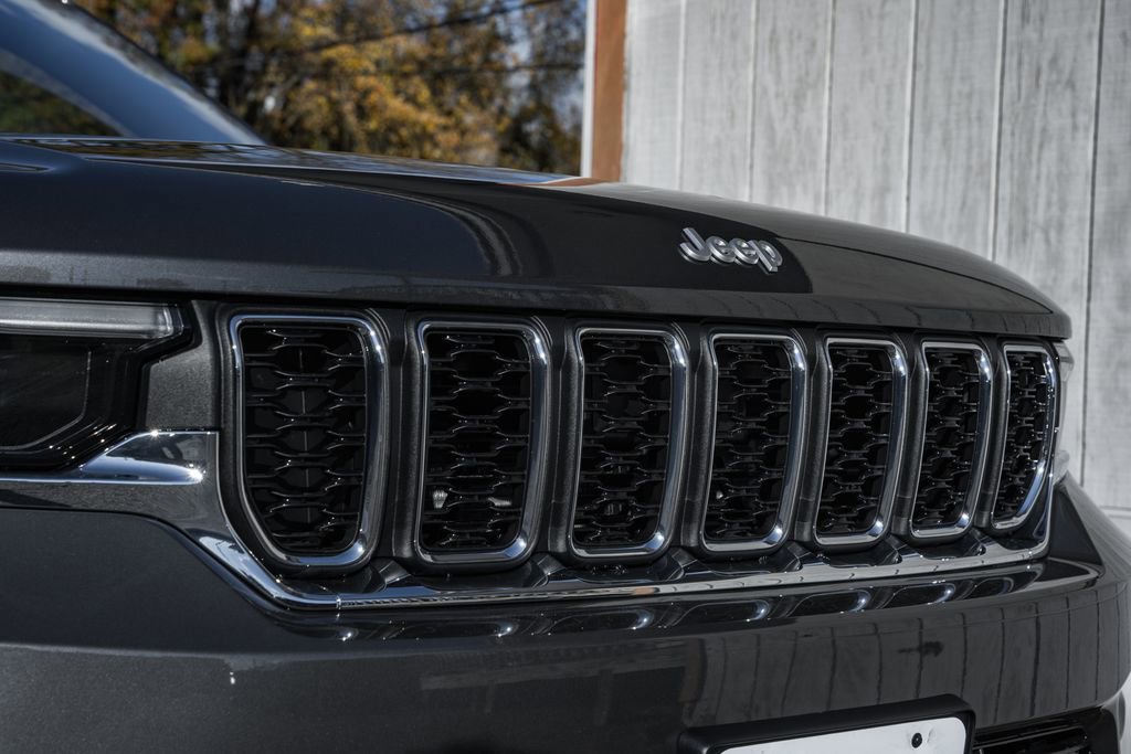 New 2025 Jeep Grand Cherokee Laredo X w/ MOPAR Finishing Package image 11