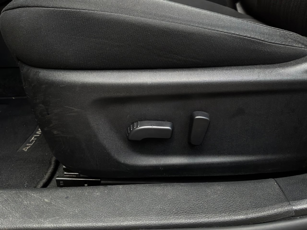 Used 2025 Nissan Altima 2.5 SV FWD image 11