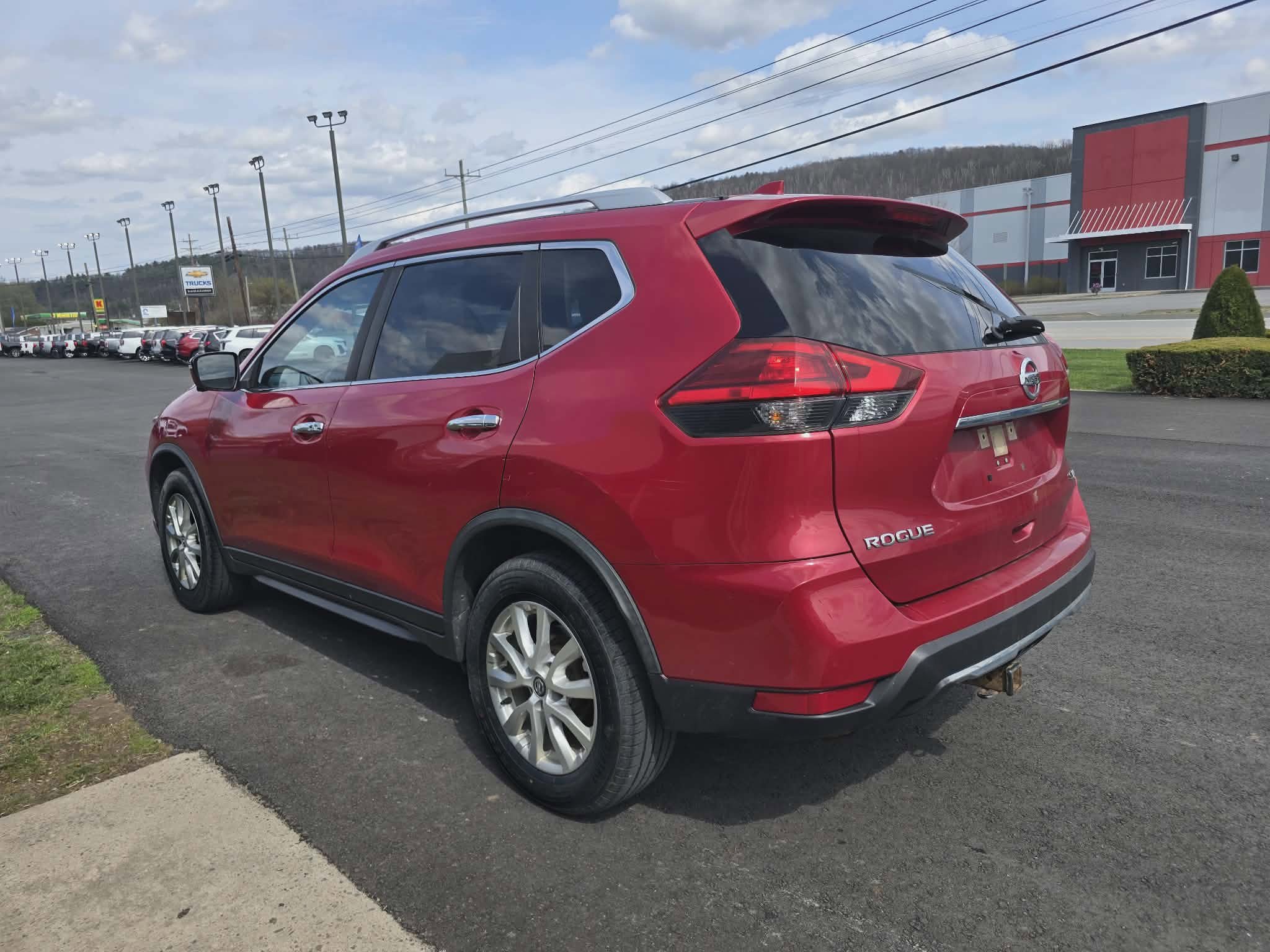 Used 2017 Nissan Rogue SV w/ Sun & Sound Touring Package image 5