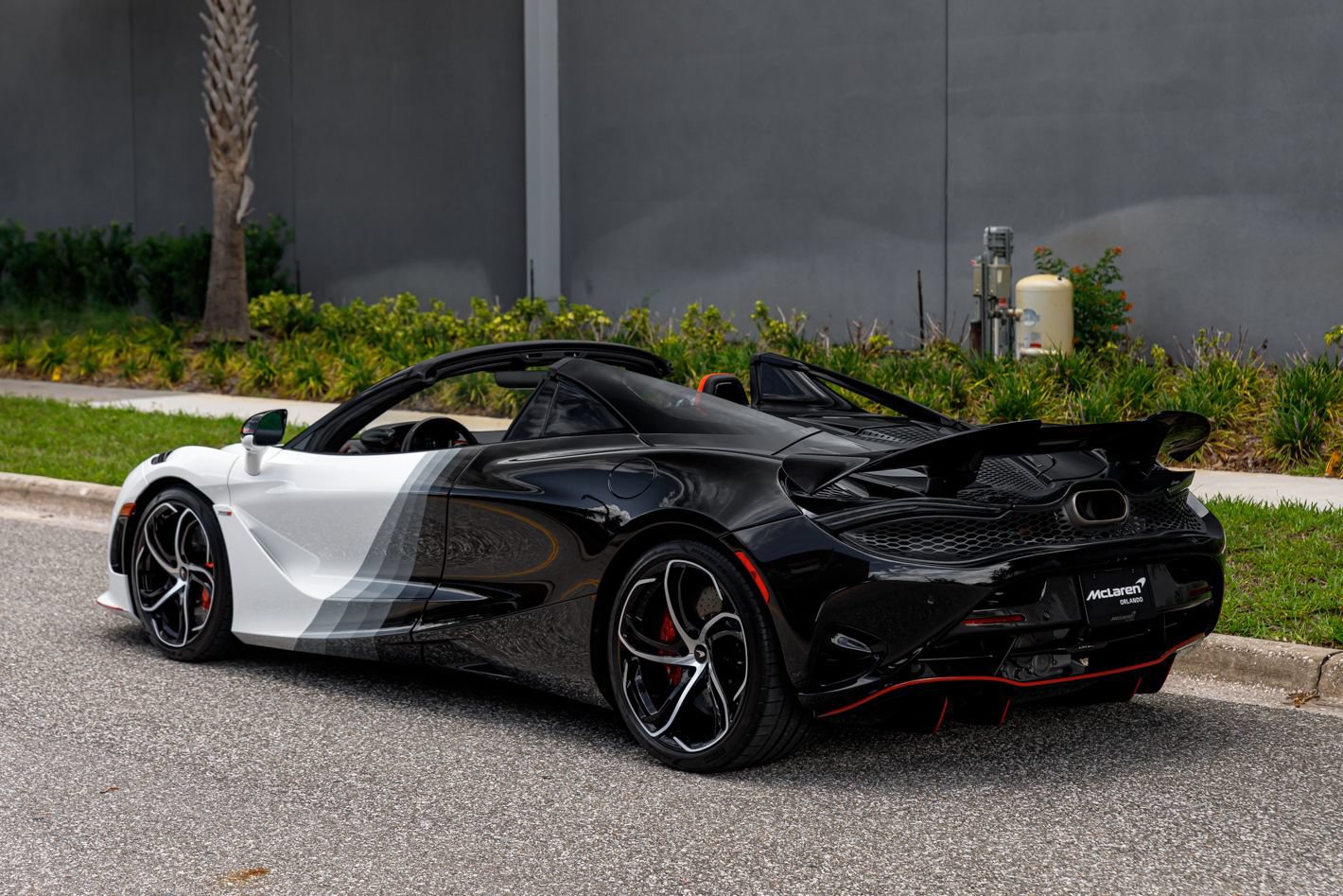 Used 2024 McLaren 750S Spider RWD image 26