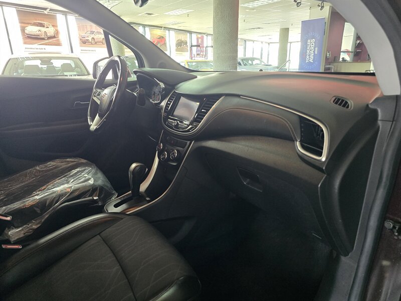 Used 2020 Chevrolet Trax LT w/ LT Convenience Package FWD image 13