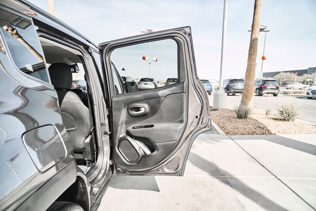 Used 2020 Jeep Renegade Latitude w/ UConnect 8.4 Nav Group AWD/4WD image 14