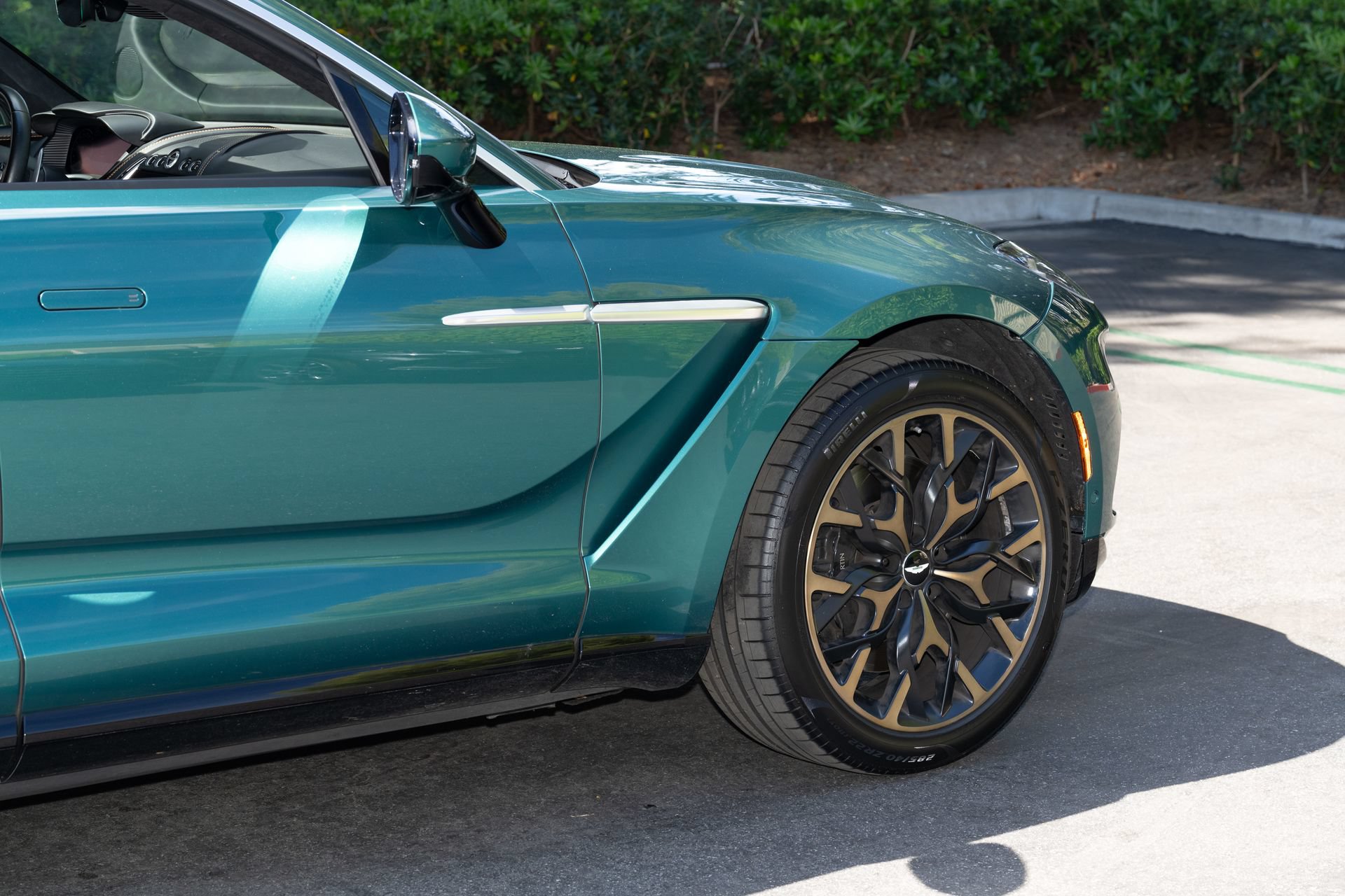 Used 2021 Aston Martin DBX AWD/4WD image 8