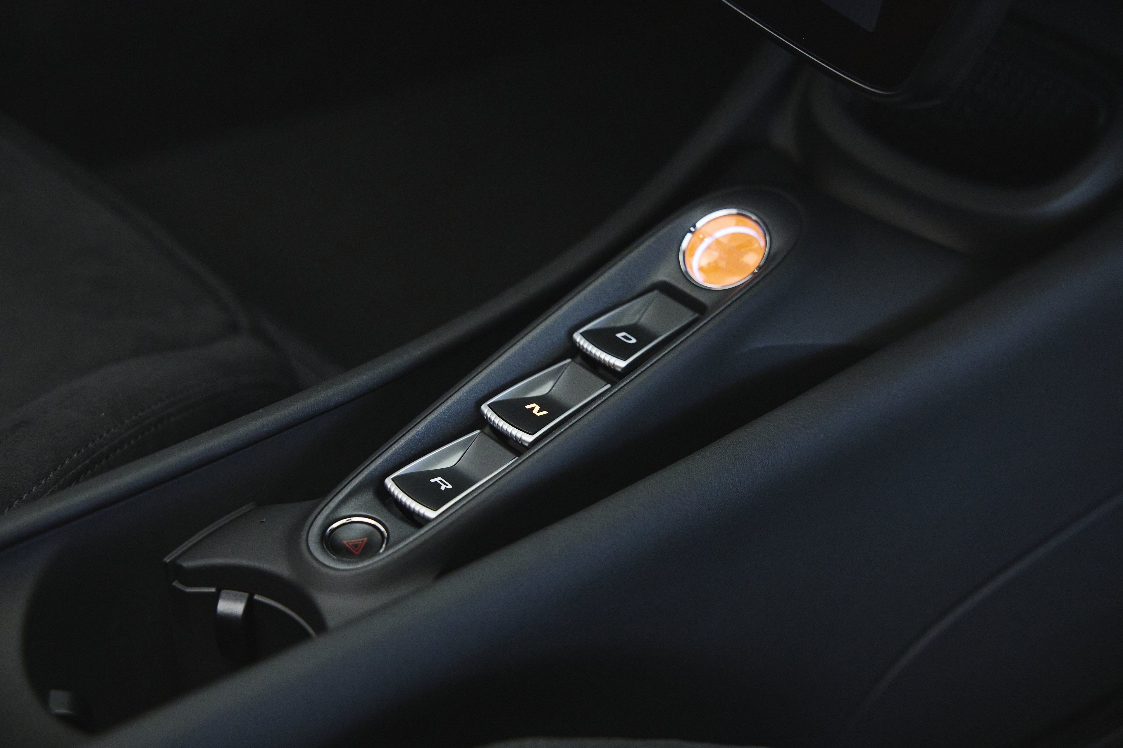 Used 2025 McLaren Artura Spider RWD image 52
