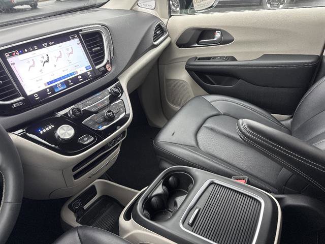 Used 2024 Chrysler Pacifica Touring-L image 15