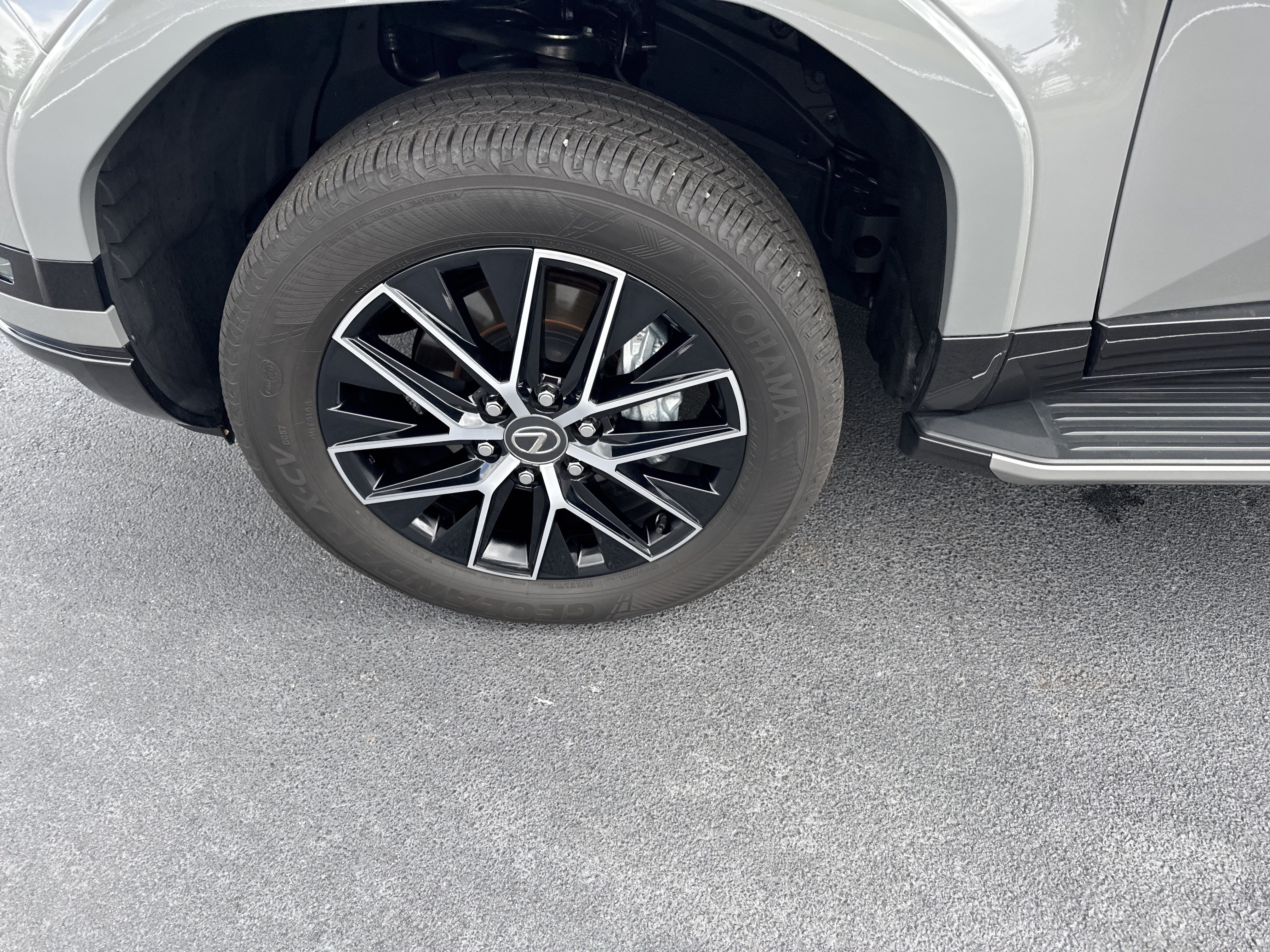 Used 2025 Lexus GX 550 w/ Accessory Package (2T) AWD/4WD image 12