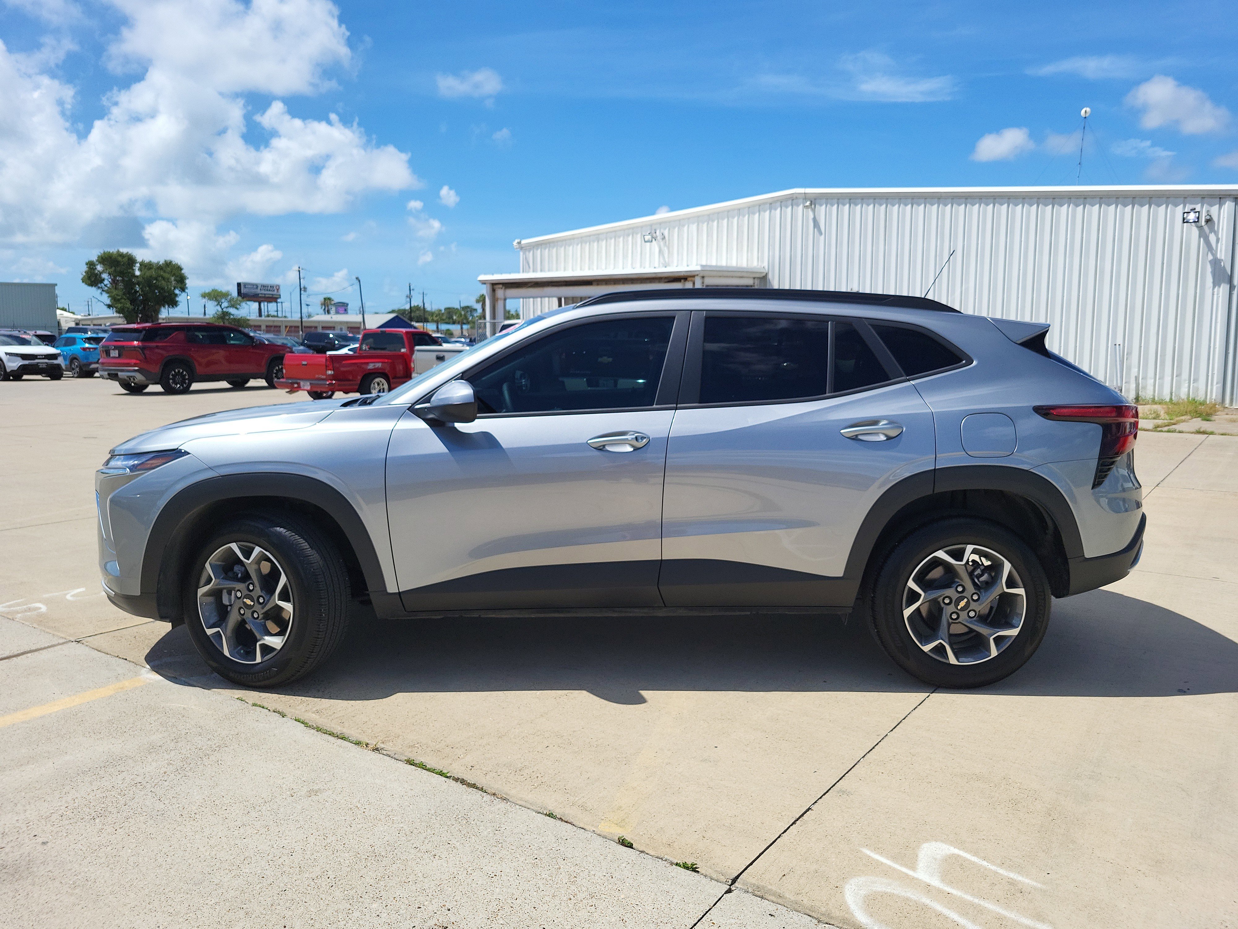 Used 2025 Chevrolet Trax LT w/ Driver Confidence Package image 8