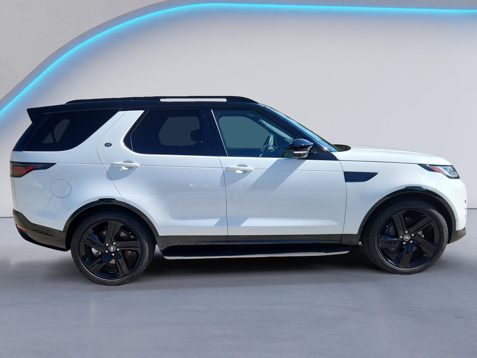 Used 2025 Land Rover Discovery Dynamic SE AWD/4WD image 6