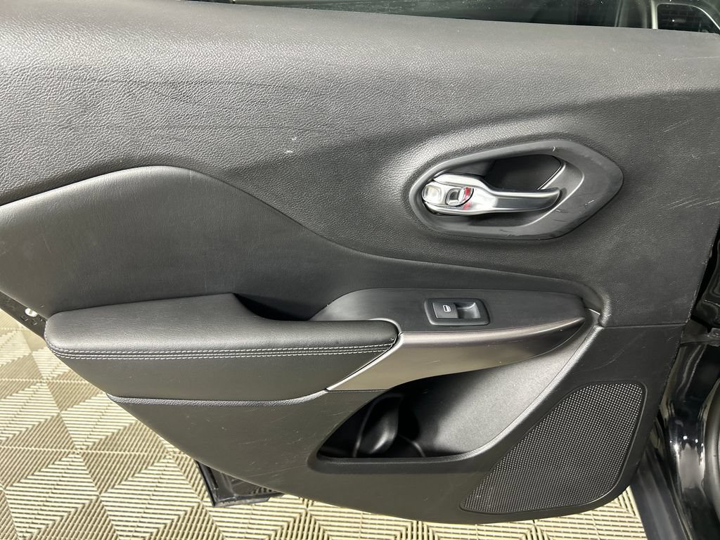 Used 2019 Jeep Cherokee Limited AWD/4WD image 17