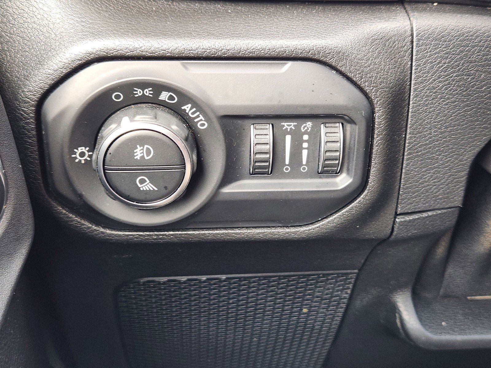 Used 2021 Jeep Gladiator Willys AWD/4WD image 18
