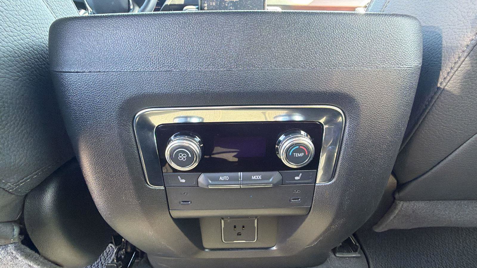 Used 2025 GMC Yukon XL Denali image 34