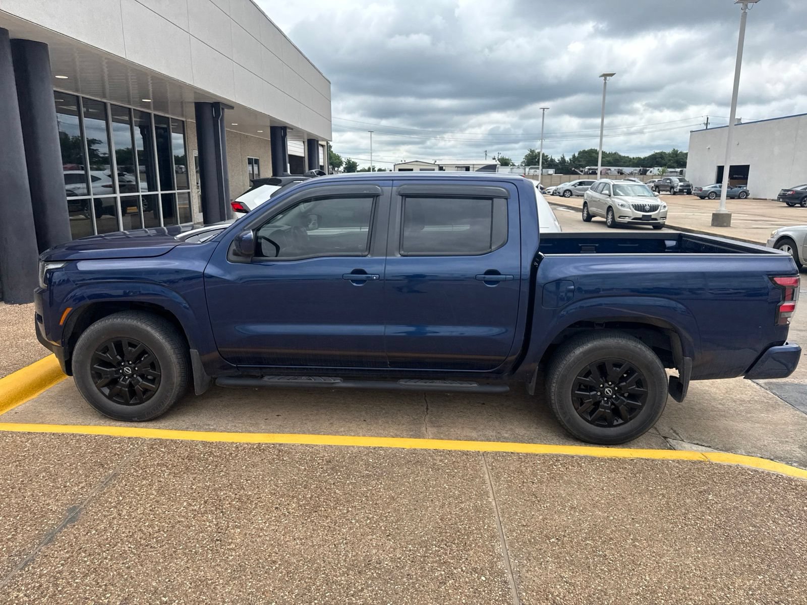 Used 2022 Nissan Frontier SV RWD image 4