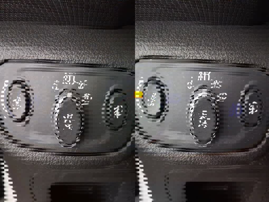 Used 2023 Chevrolet TrailBlazer RS w/ Sun and Liftgate Package image 38