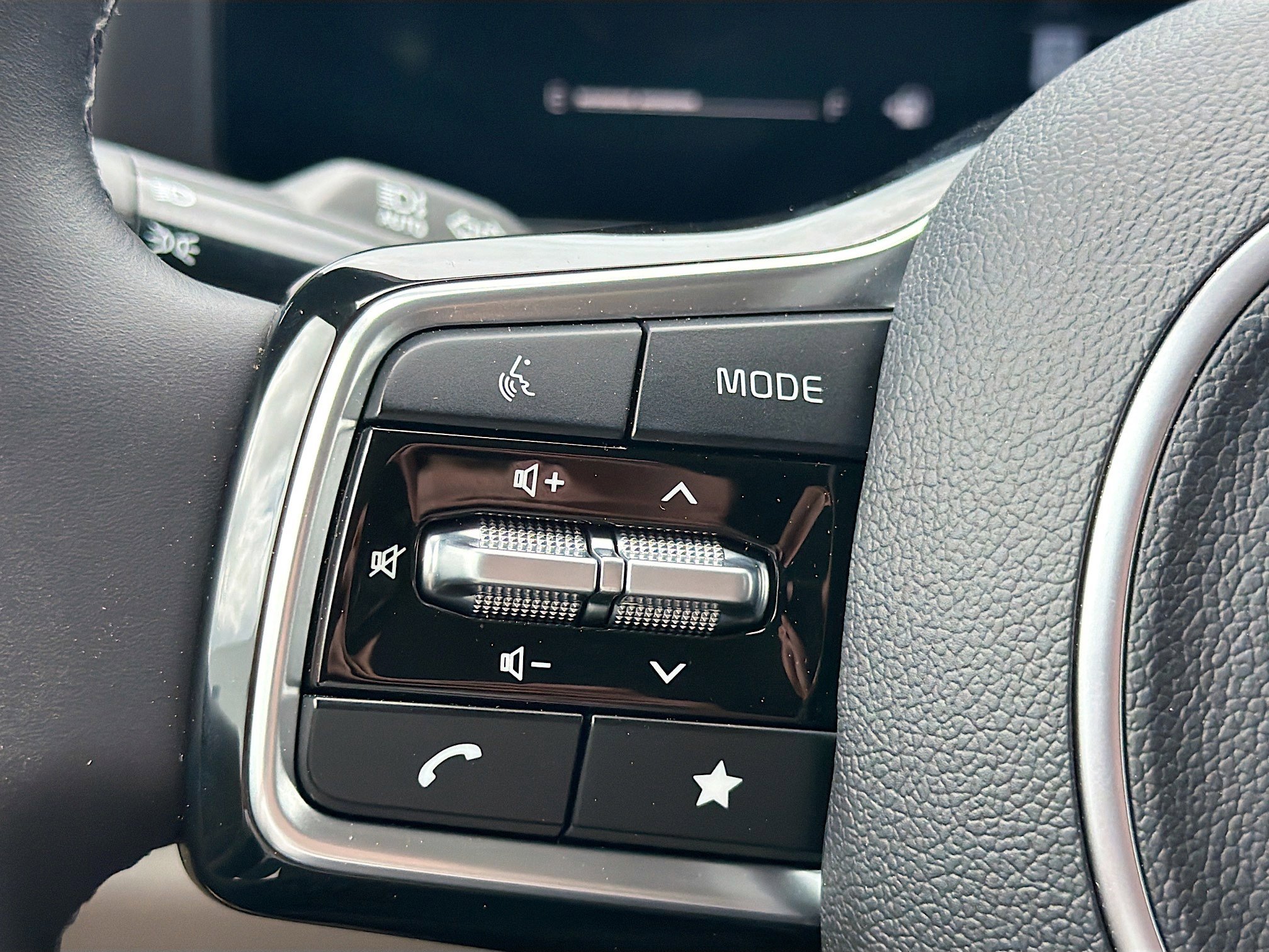 Used 2025 Kia Carnival EX image 38