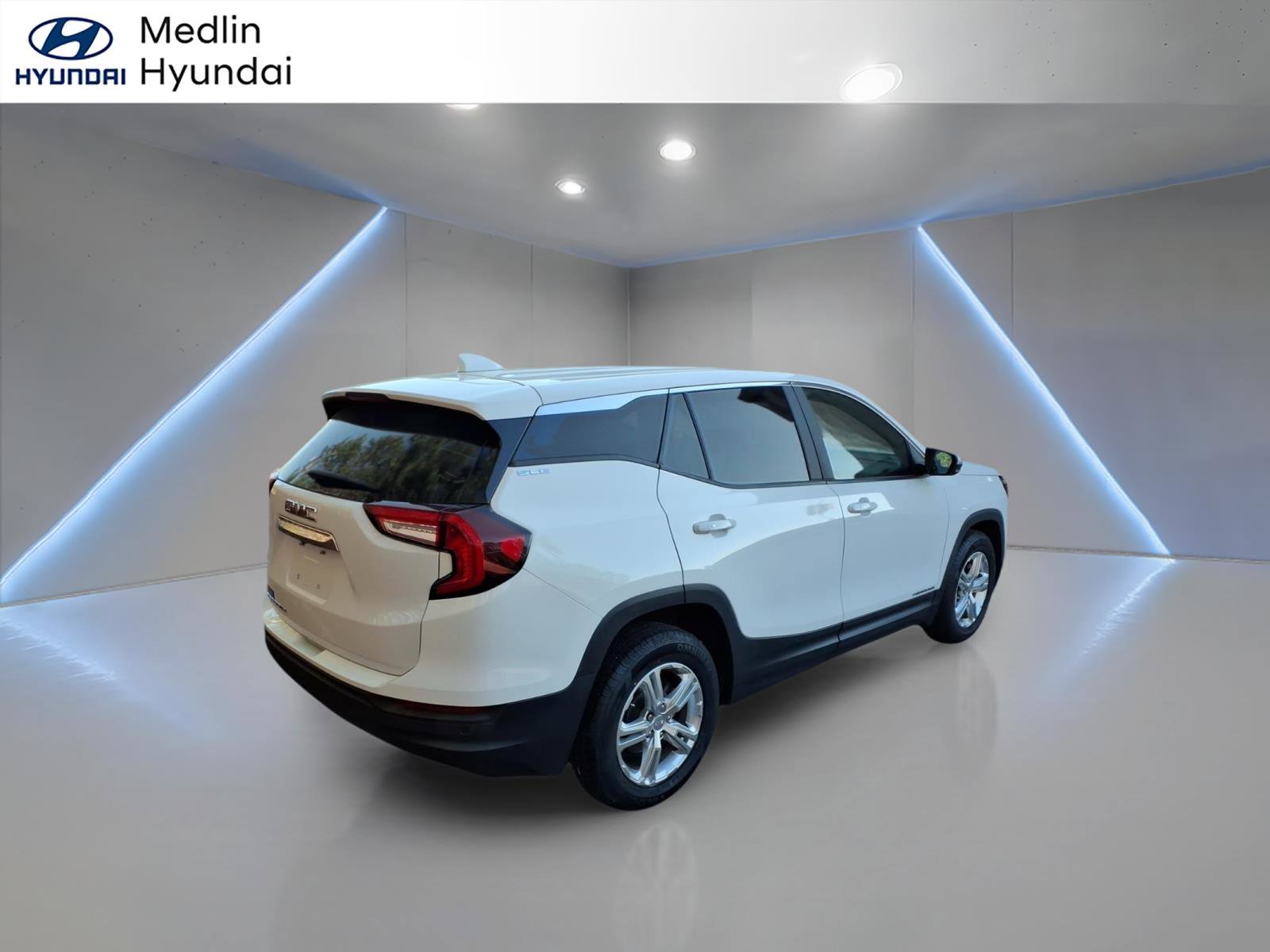 Used 2022 GMC Terrain SLE image 3