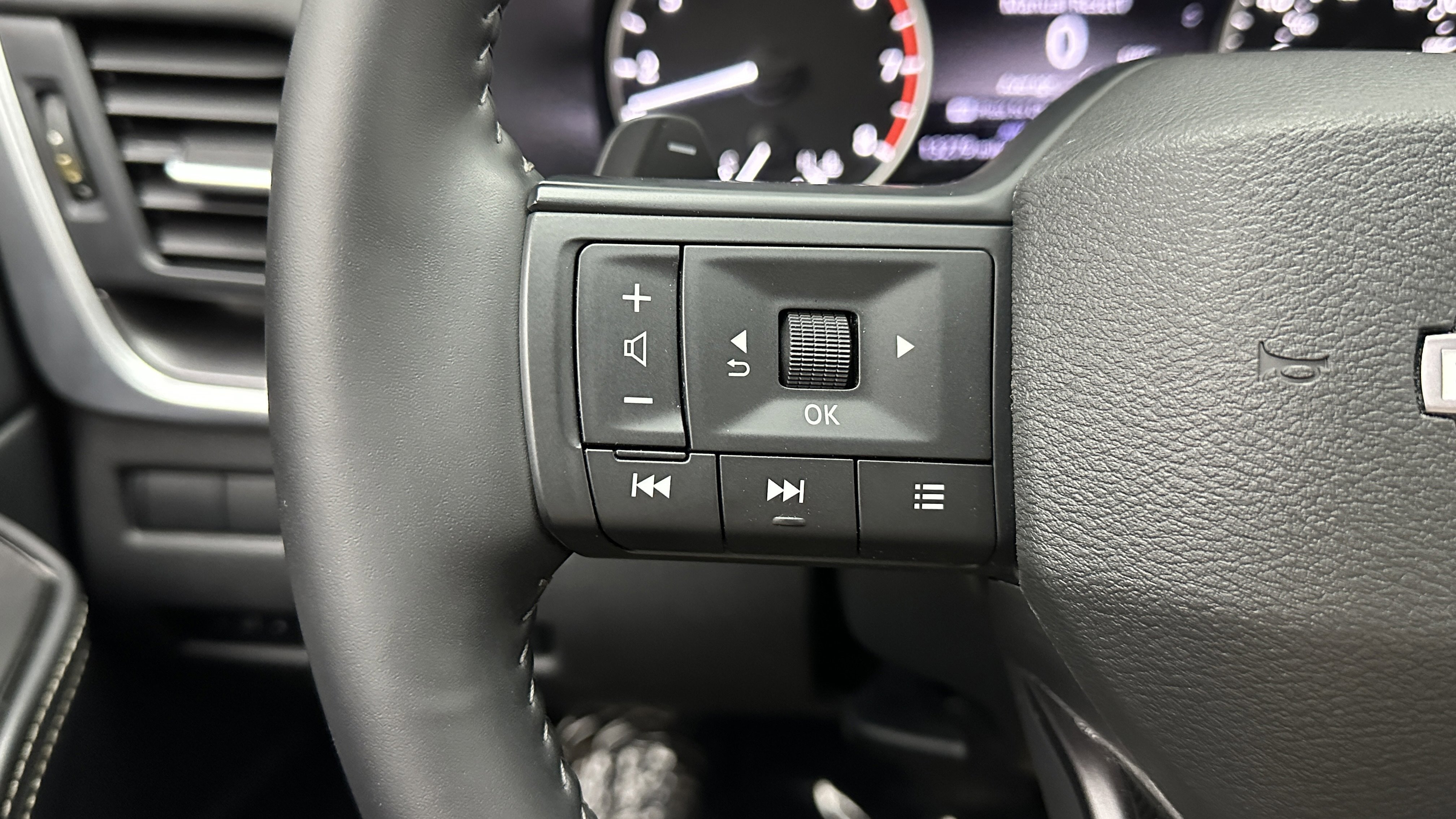 Used 2025 Nissan Rogue SV image 21