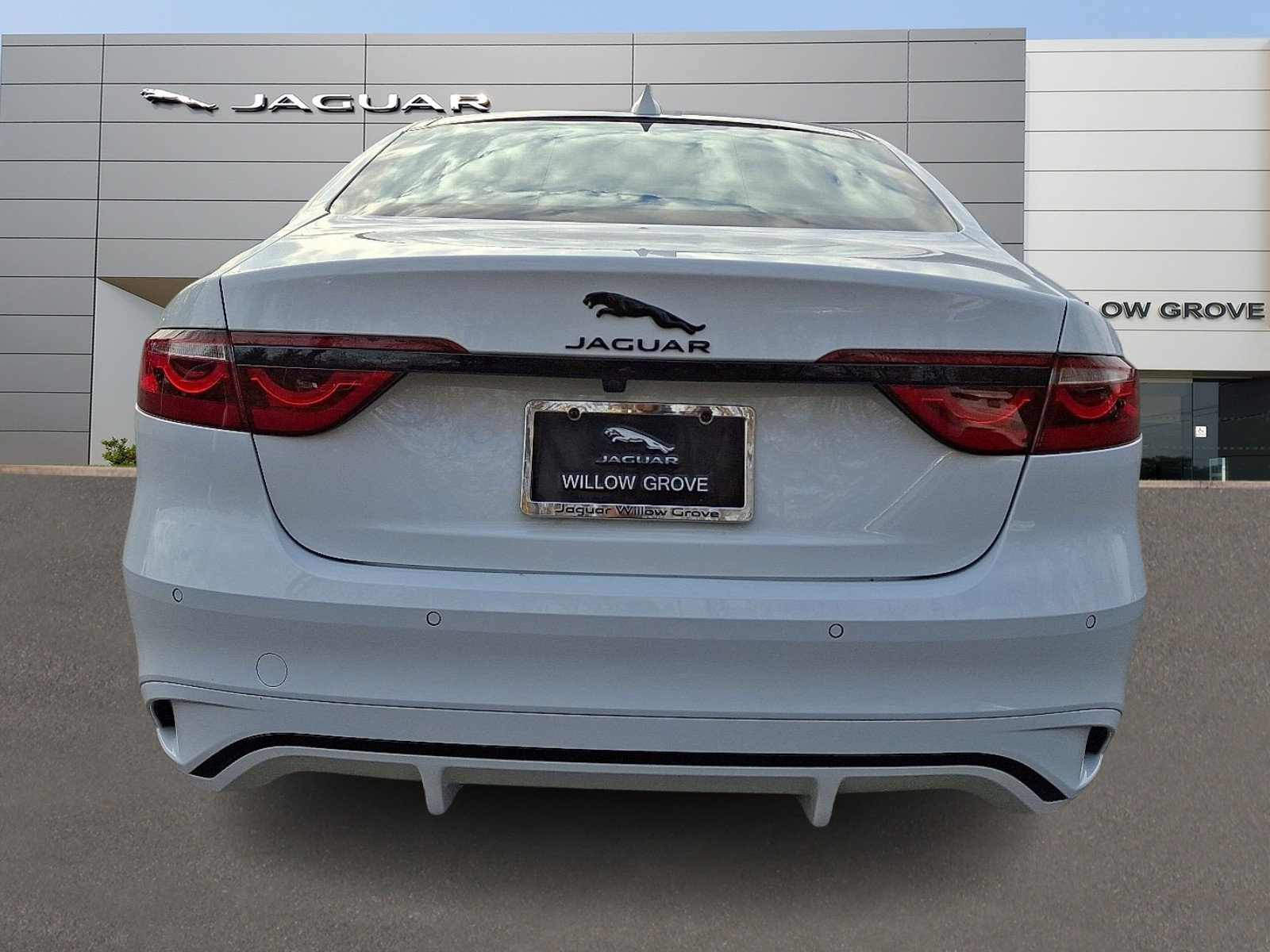 Certified 2024 Jaguar XF R-Dynamic SE image 7