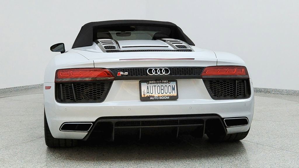 Used 2017 Audi R8 V10 w/ Carbon Exterior Package image 4