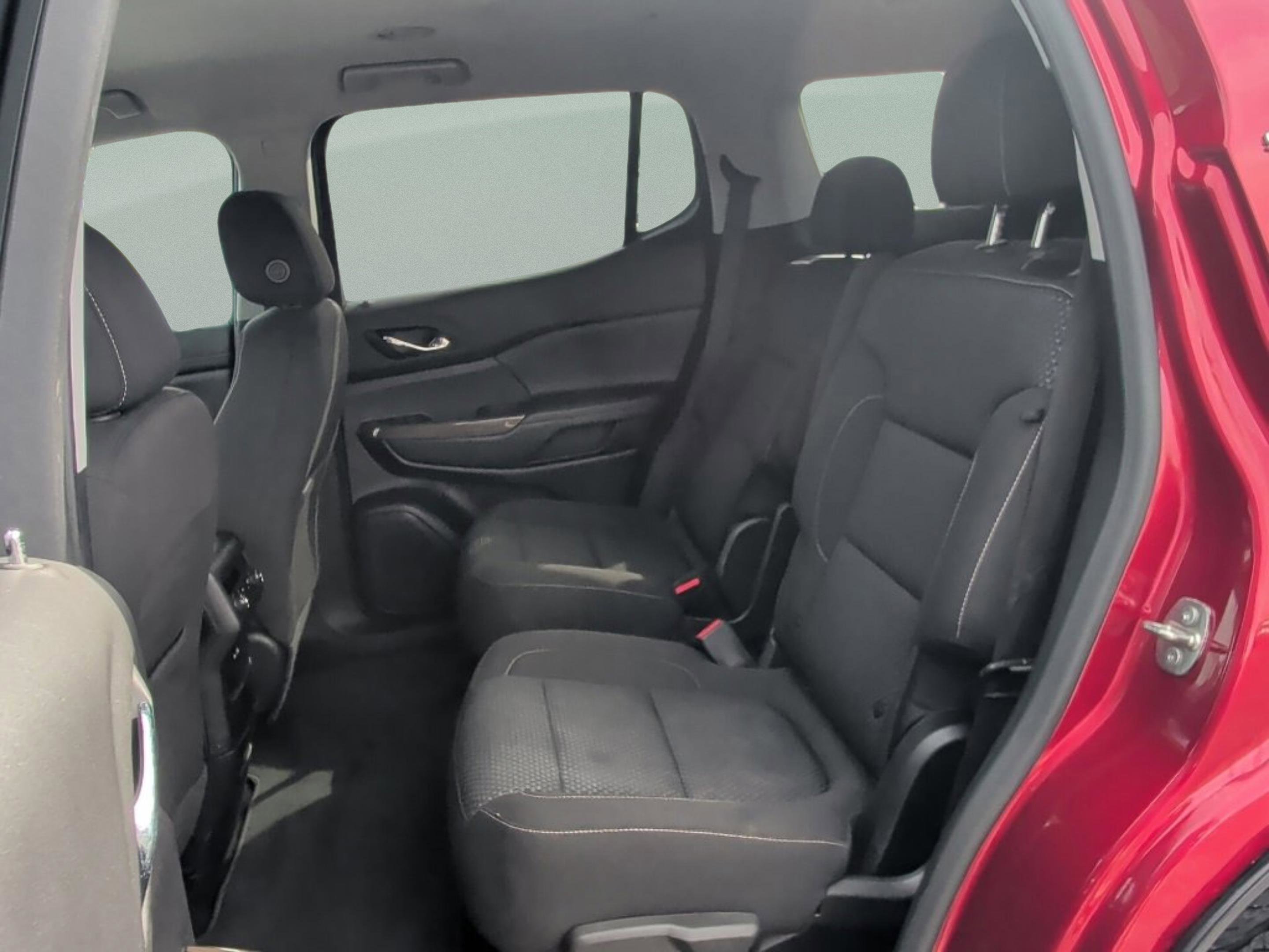 Used 2023 GMC Acadia SLE image 26