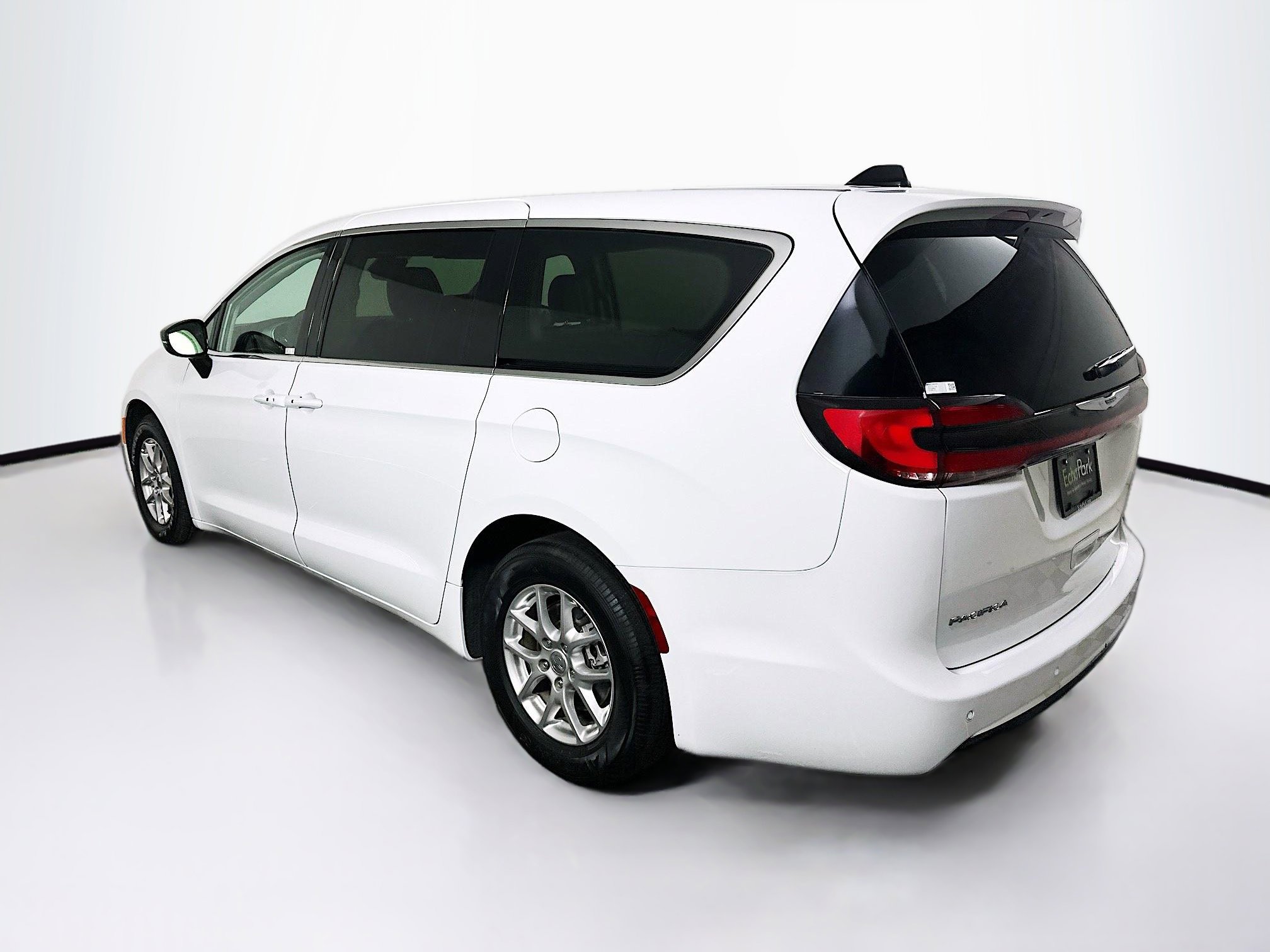 Used 2024 Chrysler Pacifica Touring-L image 5