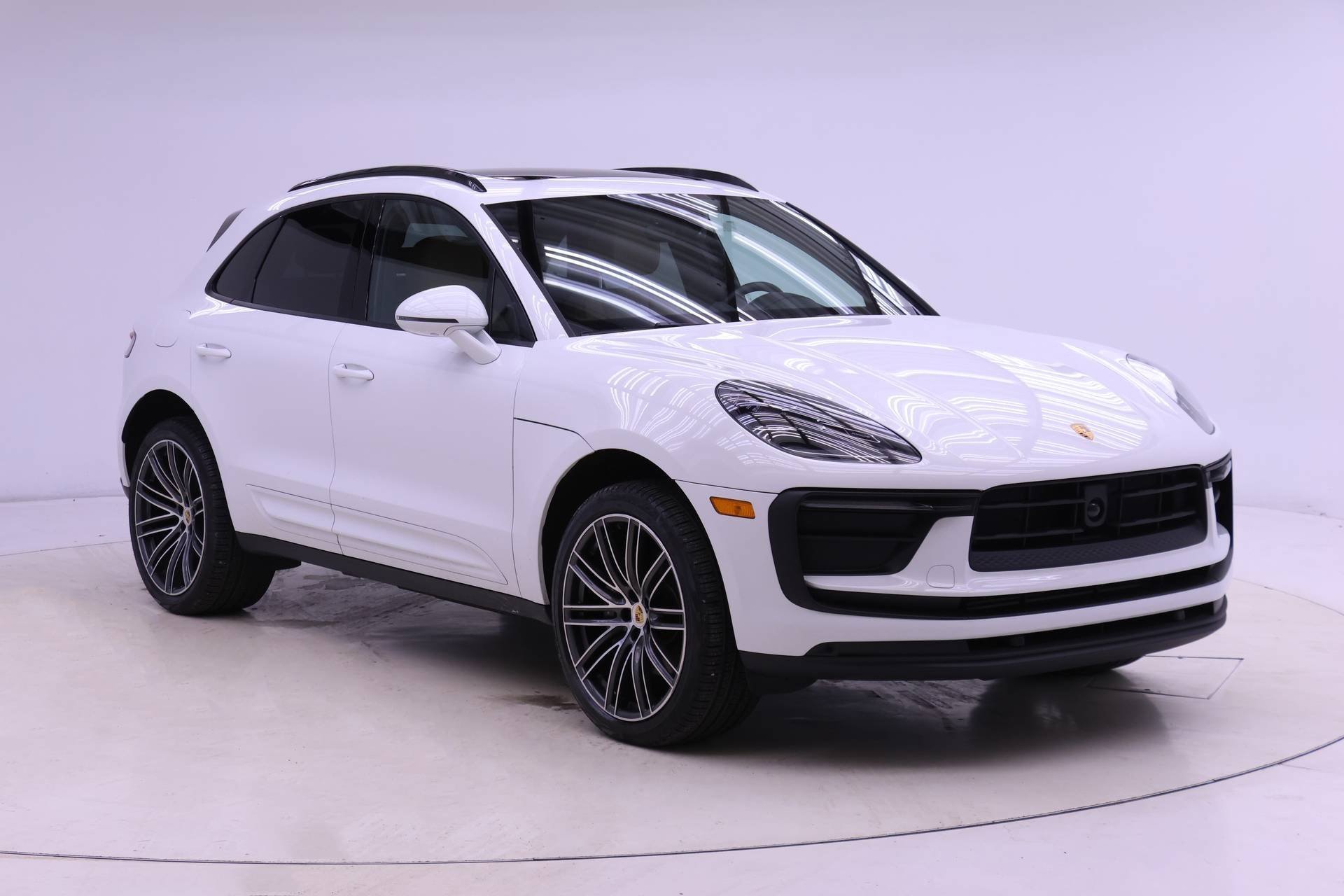 Used 2025 Porsche Macan image 9