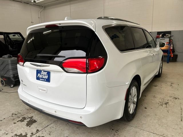 Used 2018 Chrysler Pacifica Touring-L w/ Premium Audio Group FWD image 4