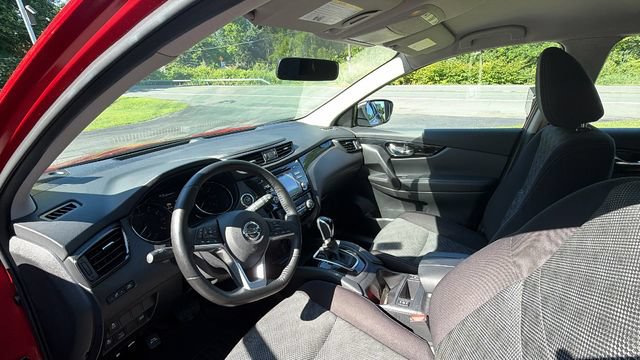 Used 2018 Nissan Rogue Sport SV w/ SV All-Weather Package AWD/4WD image 17