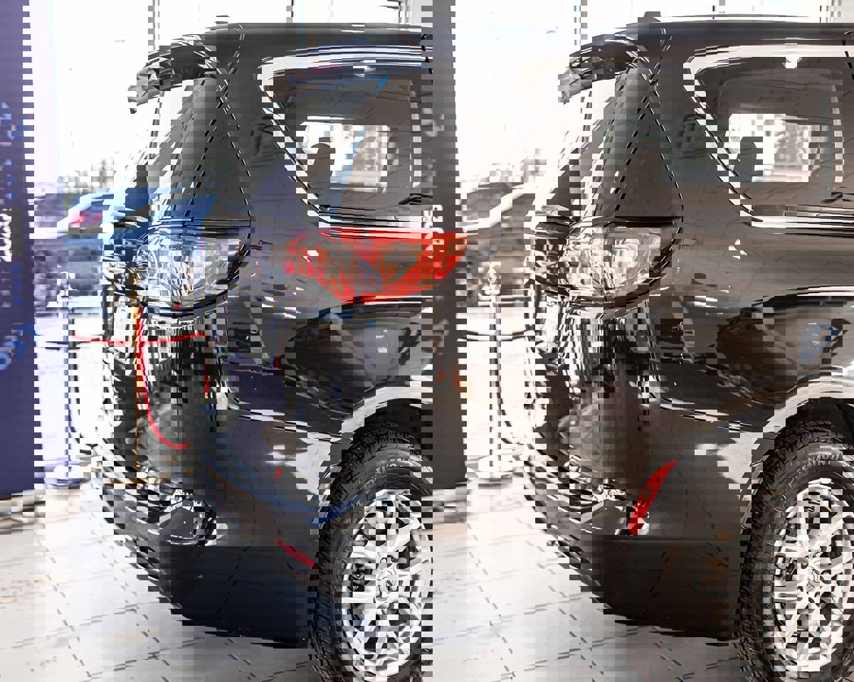 Used 2022 Chrysler Voyager LX image 13