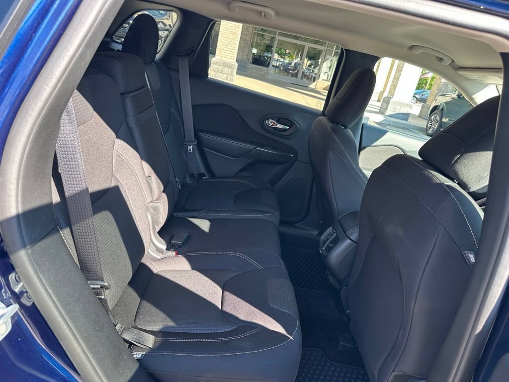 Used 2016 Jeep Cherokee Latitude w/ Cold Weather Group AWD/4WD image 28