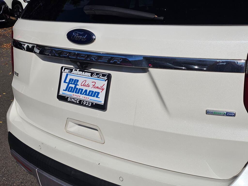 Used 2017 Ford Explorer XLT w/ Equipment Group 202A AWD/4WD image 14