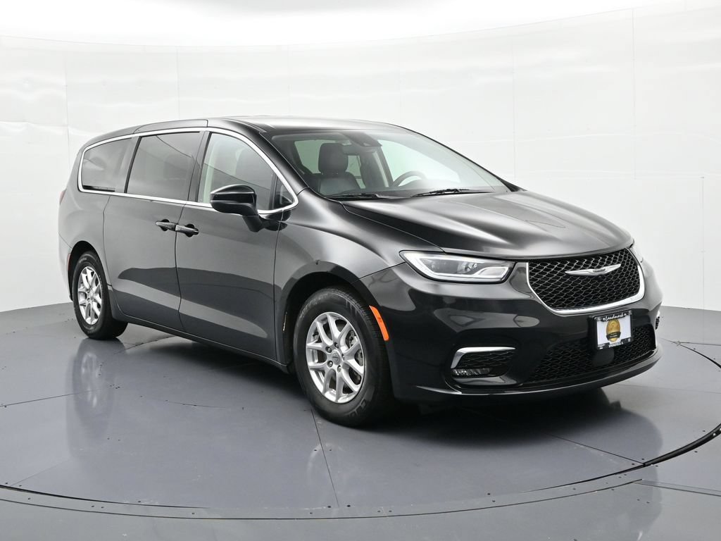 Used 2023 Chrysler Pacifica Touring-L FWD image 4