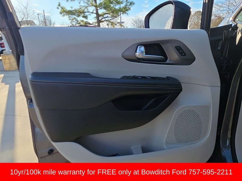 Used 2023 Chrysler Pacifica Touring-L image 9