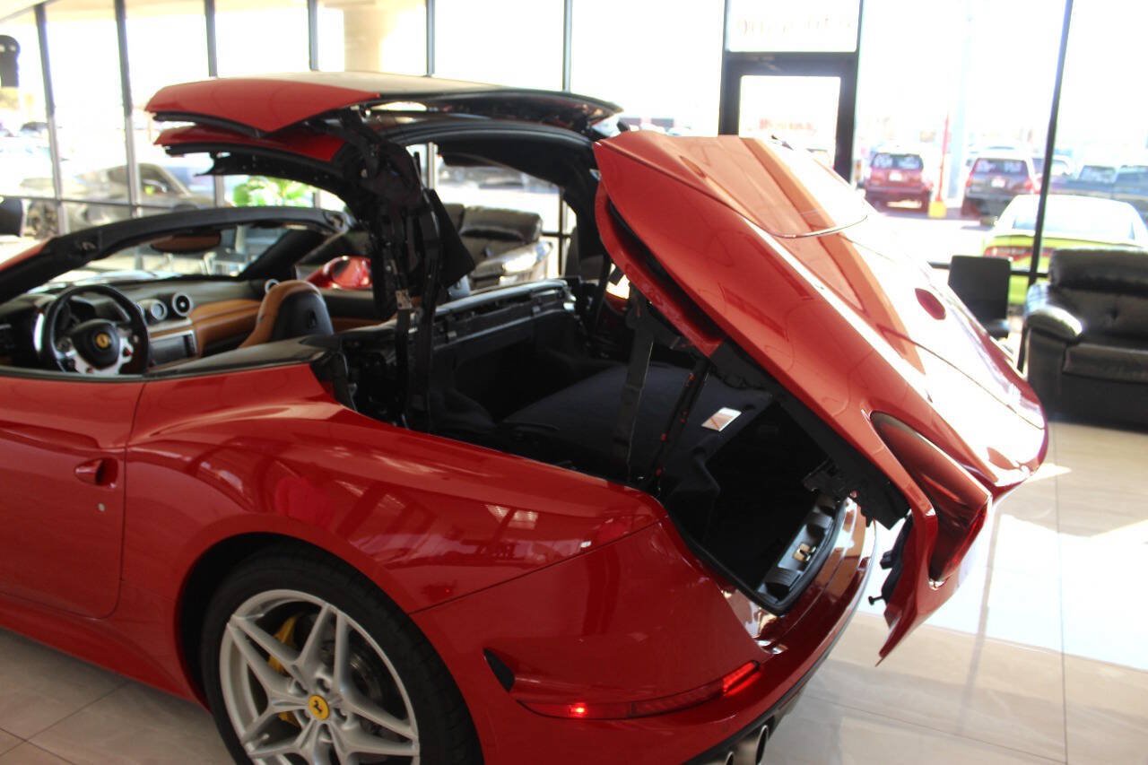 Used 2016 Ferrari California T RWD image 12