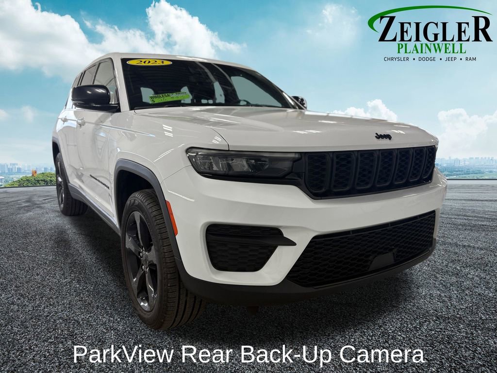 Used 2023 Jeep Grand Cherokee Altitude AWD/4WD image 8