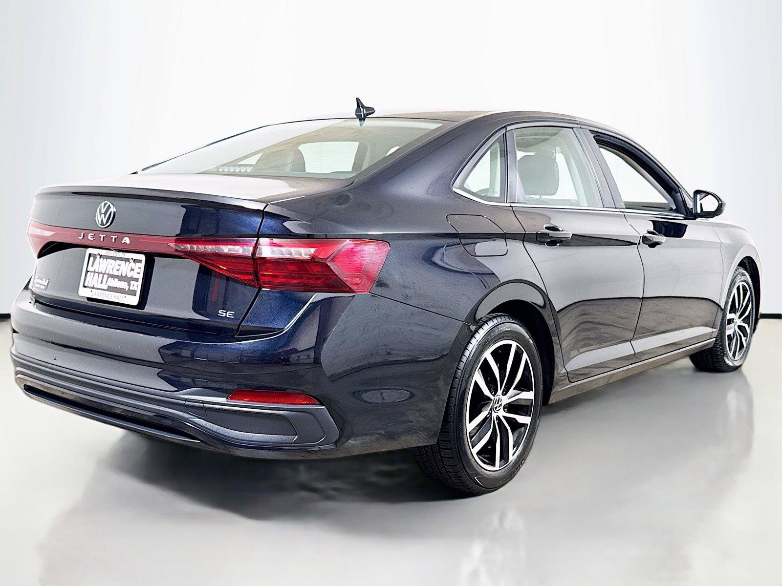 Used 2025 Volkswagen Jetta SE FWD image 4