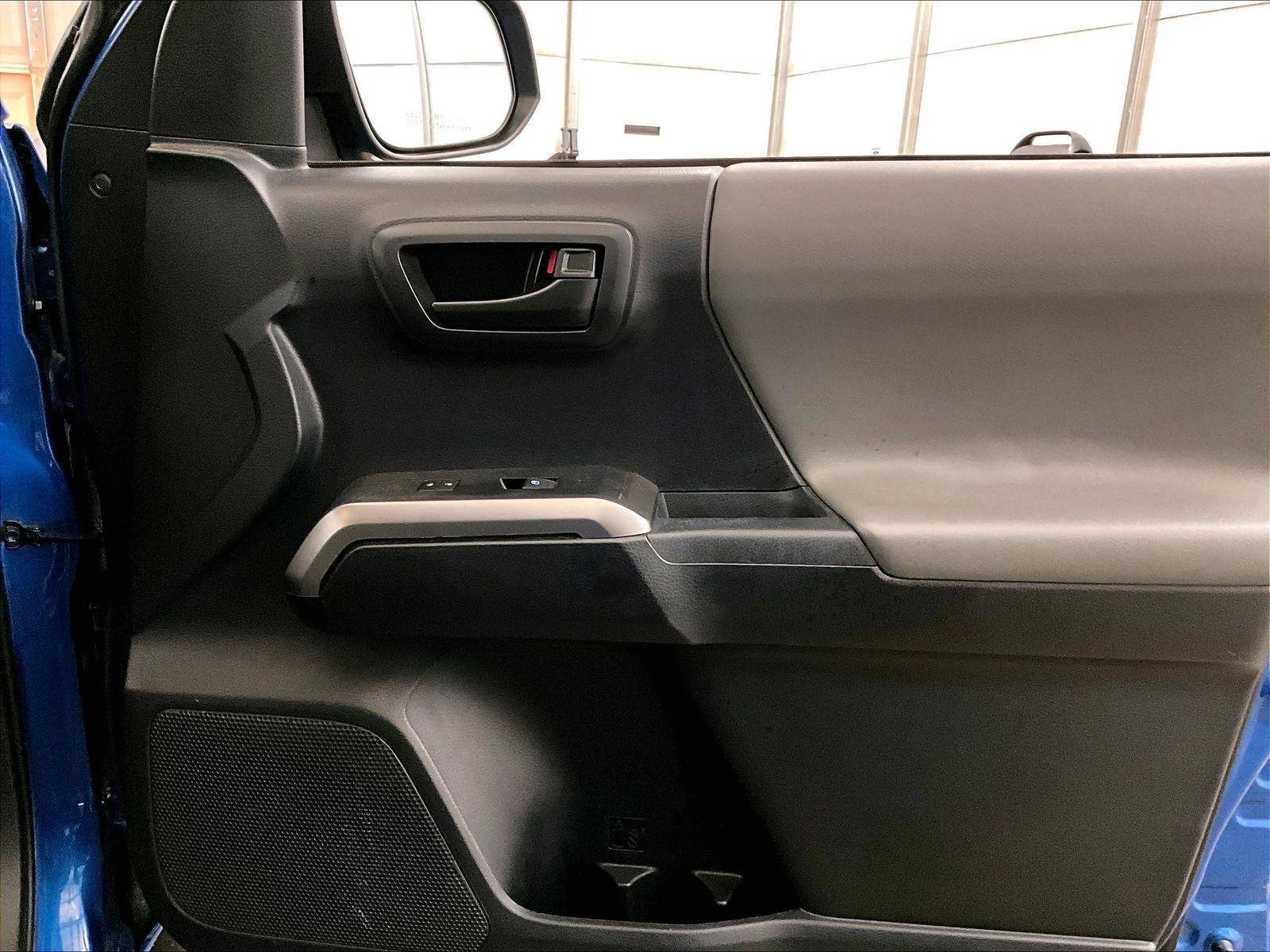 Used 2018 Toyota Tacoma SR5 AWD/4WD image 23