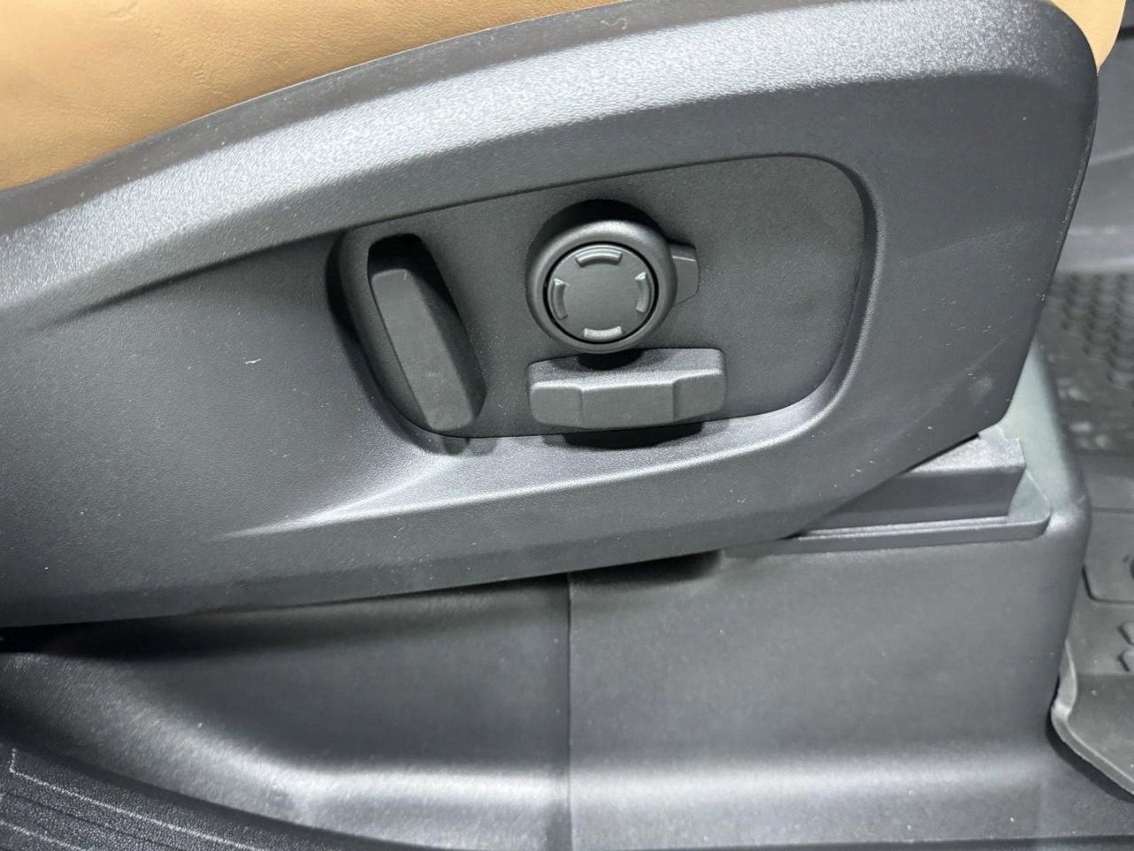 New 2026 Land Rover Defender 110 X-Dynamic SE image 21