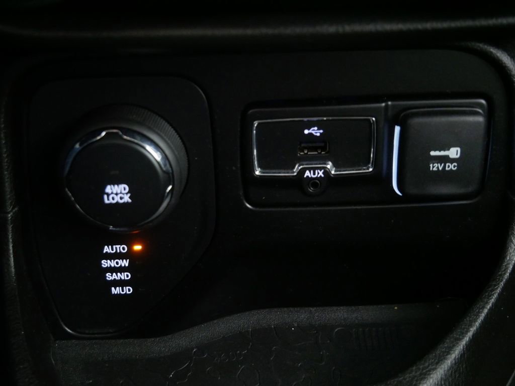 Used 2017 Jeep Renegade Latitude AWD/4WD image 32