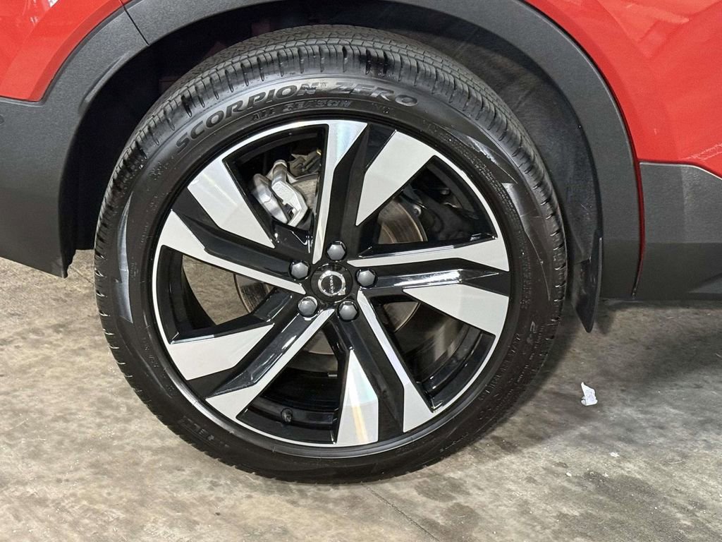 Certified 2024 Volvo XC40 B5 Ultimate w/ Protection Package Premier AWD/4WD image 13