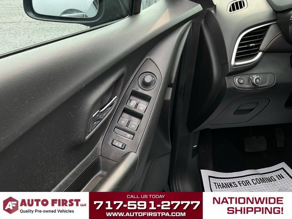 Used 2022 Chevrolet Trax LT w/ LT Convenience Package AWD/4WD image 5