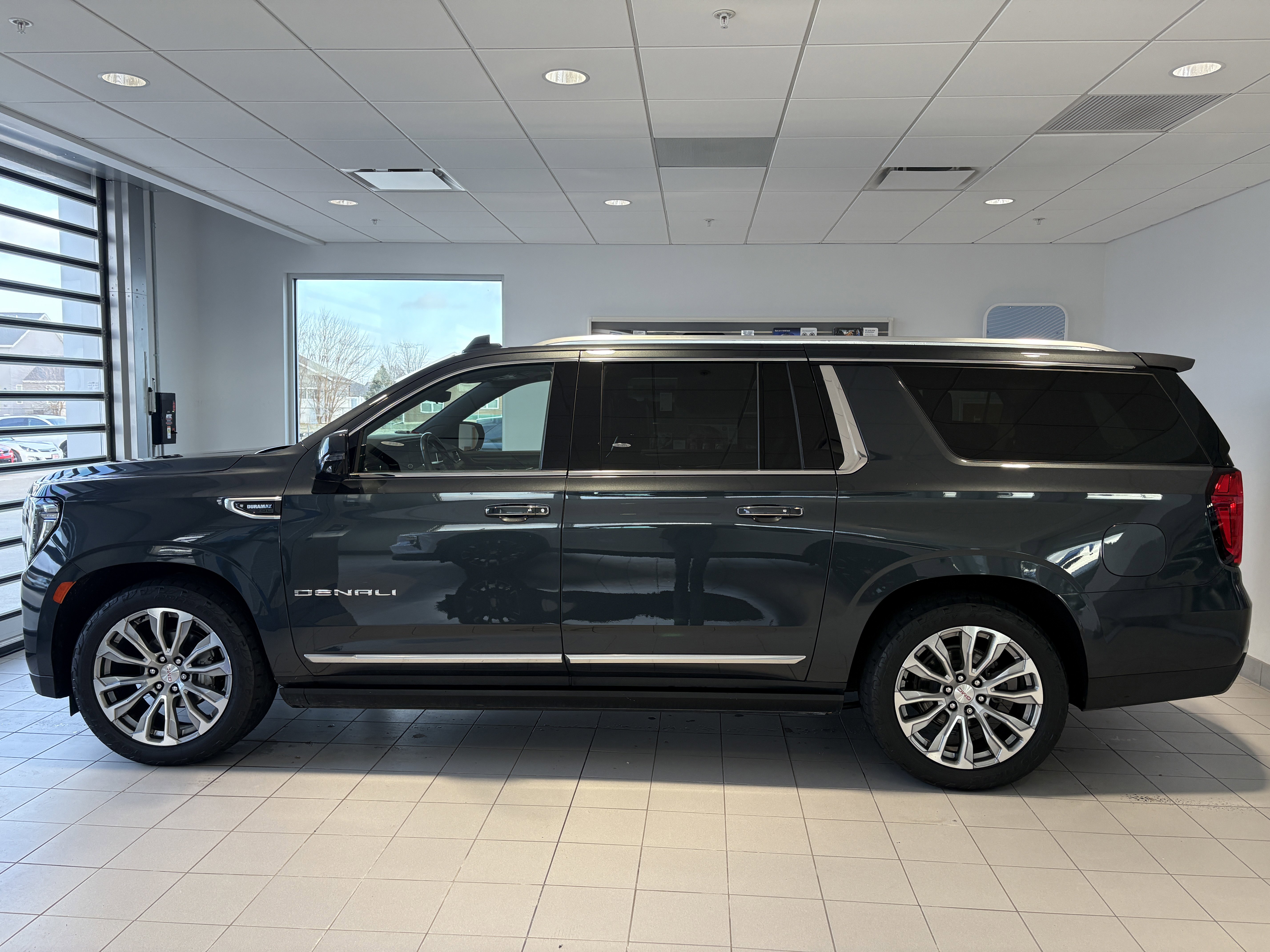 Used 2021 GMC Yukon XL Denali w/ Denali Ultimate Package image 2
