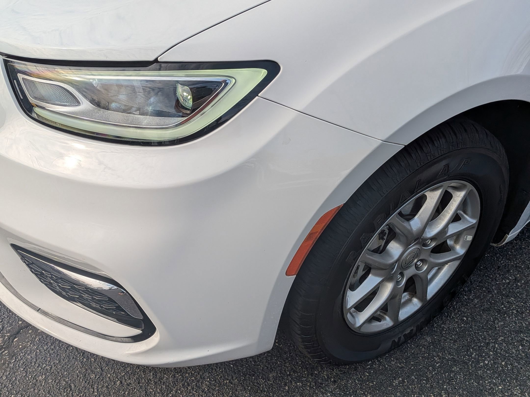 Used 2025 Chrysler Pacifica Select image 11