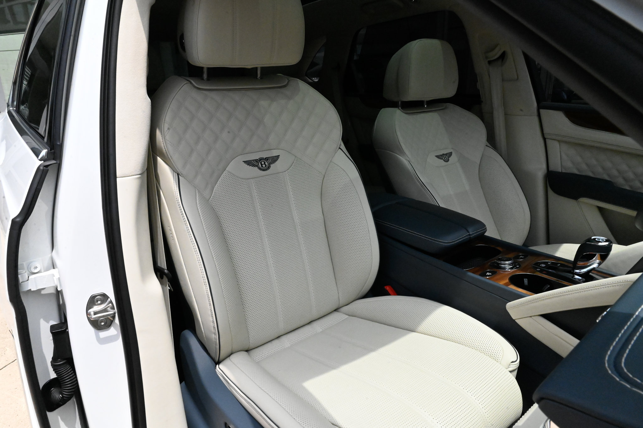 Used 2023 Bentley Bentayga AWD/4WD image 64