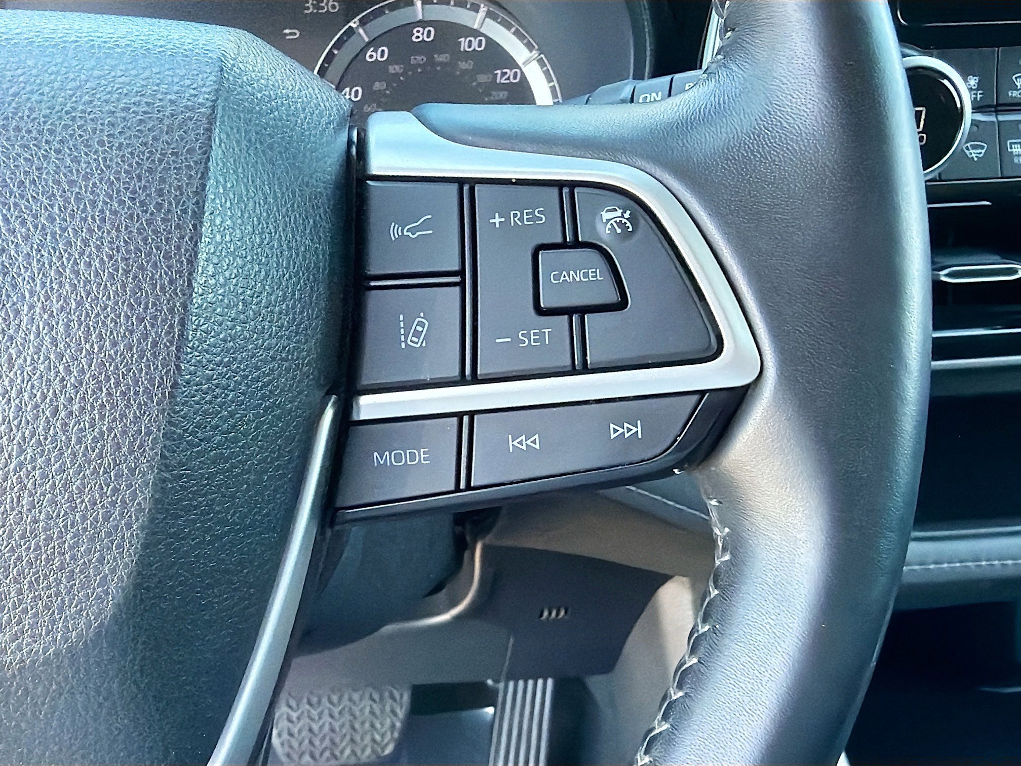 Used 2023 Toyota Highlander LE image 37
