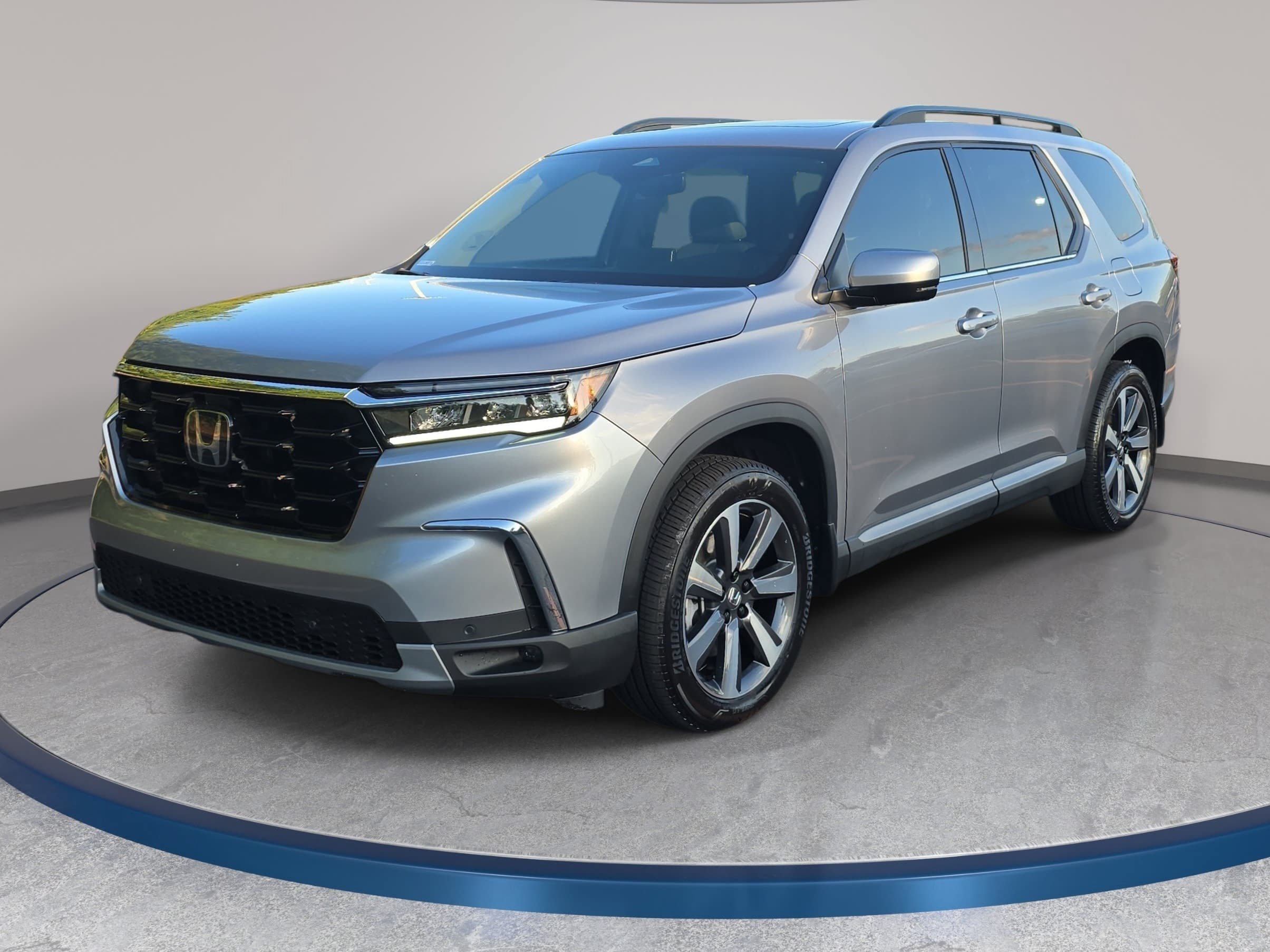 Used 2025 Honda Pilot Touring image 1
