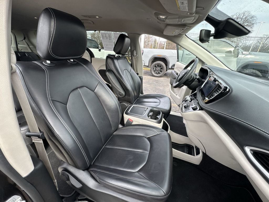Used 2023 Chrysler Pacifica Touring-L image 25