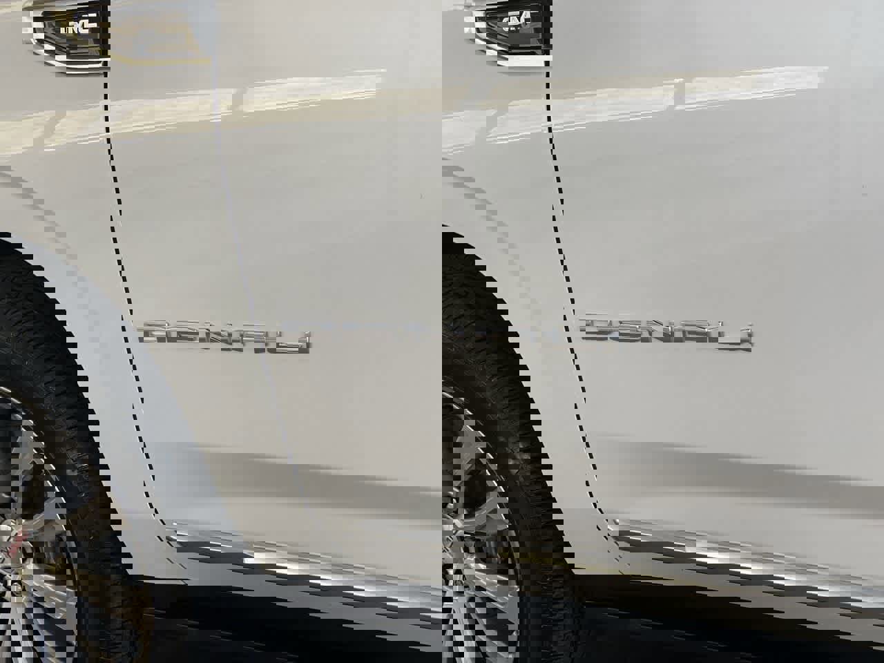 Used 2021 GMC Yukon Denali w/ Denali Premium Package image 10