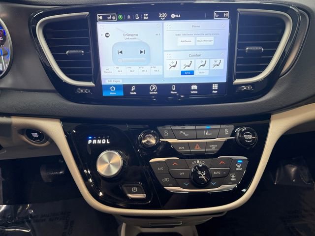 Used 2024 Chrysler Pacifica Touring-L FWD image 5